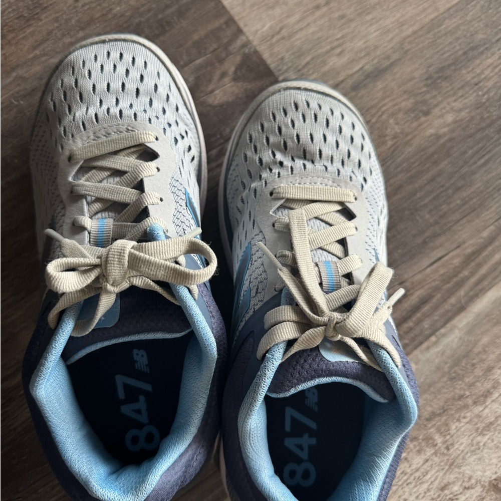 Women’s New Balance 847 V4 - Picture 2 of 4